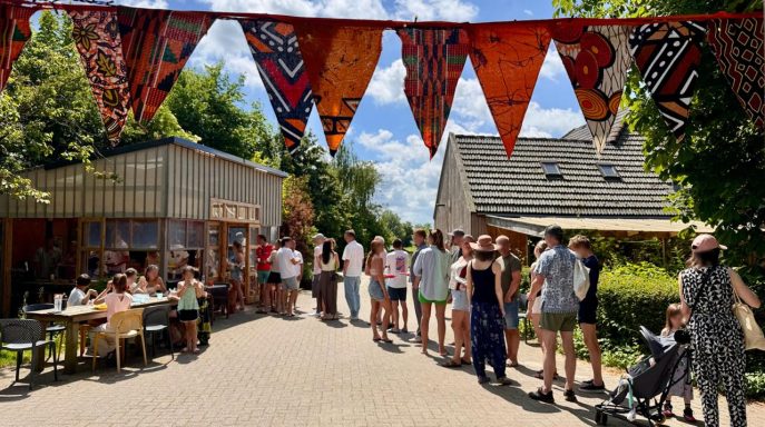 rij voor buffet, terras, zonnig