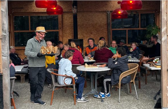 gasten op overdekt terras